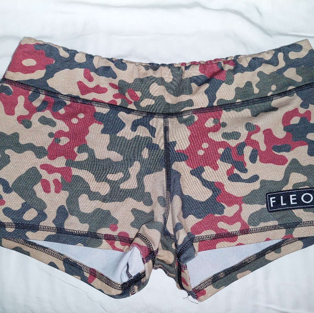 Fleo scarlet camo shorts